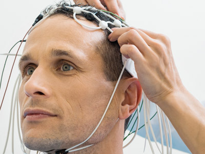 AdobeStock_167782741_sm EEG Untersuchung der elektrischen Aktivität des Gehirns bei einem Patienten