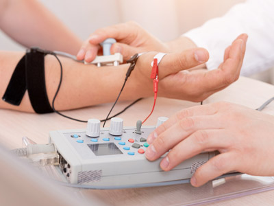AdobeStock_456502981_sm Elektromyographie - Untersuchungsmethode zur Messung der elektrischen Aktivität in den Muskeln